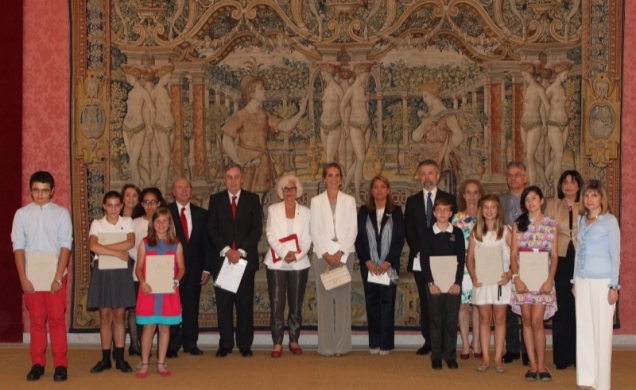 Su Alteza Real la Infanta Elena junto a los galardonados de la XXIII edición del Concurso de Pintura Infantil y Juvenil de Patrimonio Nacional